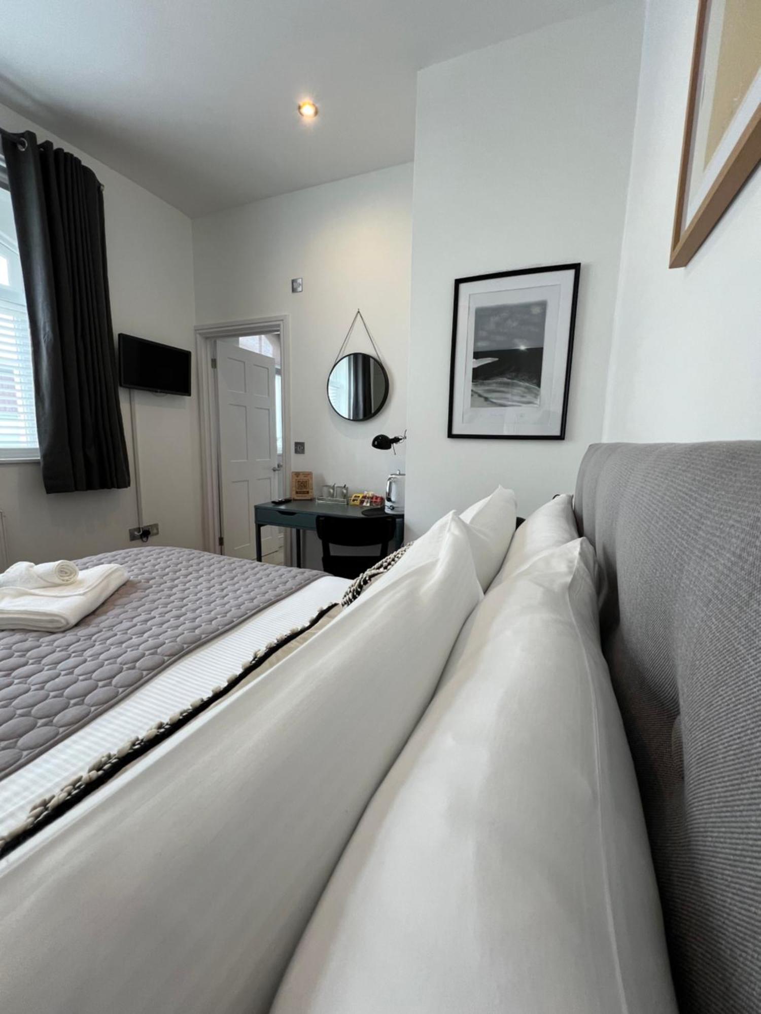 Private Double Room With Ensuite, No Breakfast, Truro City Centre Екстериор снимка